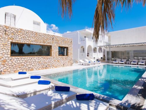 Hotelaanbieders.nl In de trendy badplaats Perivolos op het Griekse Santorini incl. vlucht, transfer en ontbijt