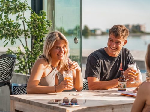Hotelaanbieders.nl ️ Uitwaaien in Friesland: Overnacht in een luxe 4*-hotel direct aan het strand en de boulevard van Makkum incl. ontbijt of o.b.v. halfpension!