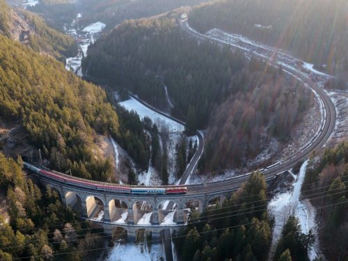 Hotelaanbieders.nl Fly & train door winters Oostenrijk: rondreis incl. vlucht, hotels, treinreizen en ontbijt