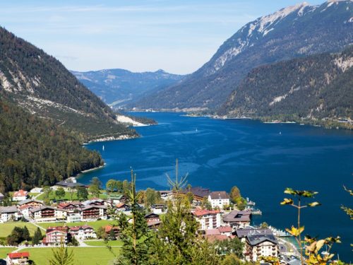 Bekijk al onze reizen 16 Hotelaanbieders.nl Beleef de pure magie van winters Tirol in het kleinste stadje van Oostenrijk! ✨ Geniet van een heerlijk verblijf nabij het Alpbachtal, Zillertal en de Achensee incl. ontbijt