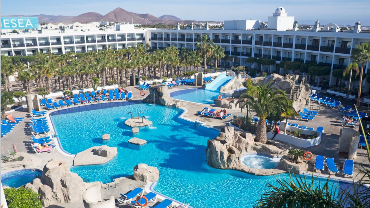 Hotelaanbieders.nl Ultieme family-fun op Lanzarote: Geniet van de eeuwige zon in Costa Teguise incl. vlucht en ontbijt of o.b.v. halfpension of all-inclusive 1 Hotelaanbieders.nl Ultieme family-fun op Lanzarote: Geniet van de eeuwige zon in Costa Teguise incl. vlucht en ontbijt of o.b.v. halfpension of all-inclusive