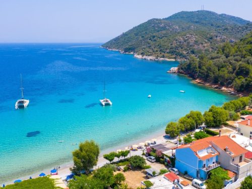 Hotelaanbieders.nl Zonvakantie op Samos! Verblijf aan het strand o.b.v. halfpension en incl. vlucht en huurauto