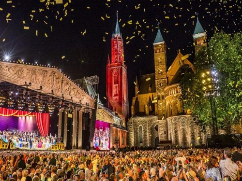 Hotelaanbieders.nl UNIEKE BELEVING! ✨ André Rieu vanaf het sfeervolle terras van de Groote Sociëteit + welkomstdrankje, 3-gangendiner en verblijf in een 5*-hotel incl. ontbijt & extra's!