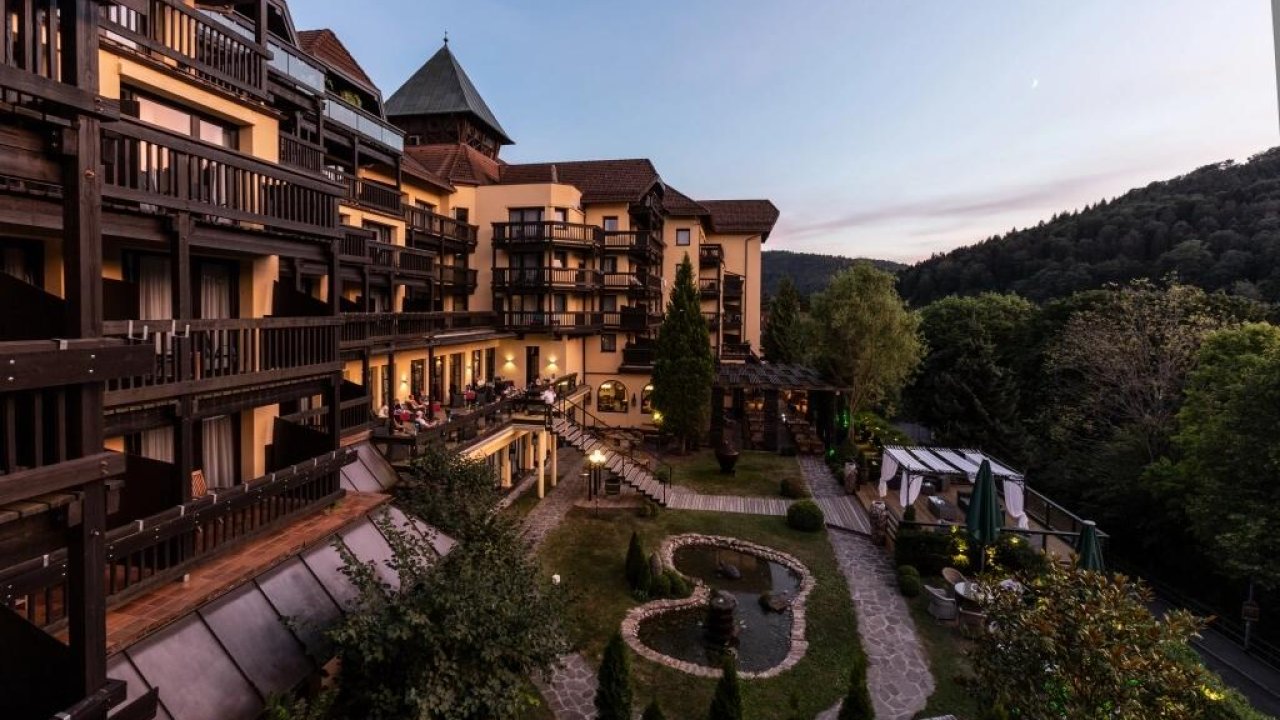 Hotelaanbieders.nl SUPER DEAL! ⚡ Prachtig hotel in hart van het Zwarte Woud in kuuroord Bad Herrenalb incl. ontbijt, diner, wellness + GRATIS parkeren 1 Hotelaanbieders.nl SUPER DEAL! ⚡ Prachtig hotel in hart van het Zwarte Woud in kuuroord Bad Herrenalb incl. ontbijt, diner, wellness + GRATIS parkeren