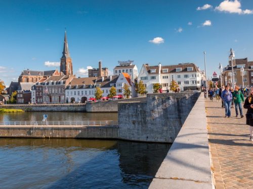 Hotelaanbieders.nl SUPER DEAL! ⚡ Verblijf in een trendy hotel in hartje Maastricht incl. ontbijt & Live Like A Local Card met leuke kortingen!