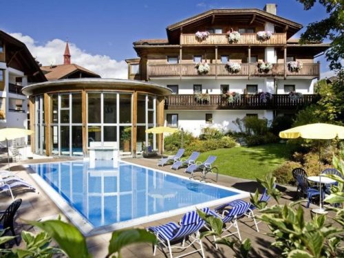 Hotelaanbieders.nl Familievakantie o.b.v. ALL-INCLUSIVE in Igls + hotel met binnen- & buitenzwembad, speeltuin én Welcome Card voor kortingen op kinderactiviteiten & kids t/m 9 jaar verblijven GRATIS!