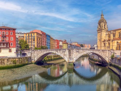 Hotelaanbieders.nl Ontdek Bilbao vanuit een LUXE 4*-hotel in het centrum met een schitterend dakterras en PANORAMISCH UITZICHT, incl. vlucht en ontbijt