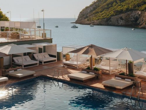 Hotelaanbieders.nl ⚡ MEGA ZOMERSTUNT! ☀️ Geniet van LUXE in een prachtig 4*-bohemian style hotel op Ibiza op een TOPlocatie & DIRECT aan het strand incl. vlucht, transfer en ontbijt