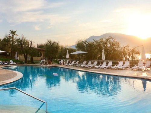 Hotelaanbieders.nl Verblijf in een bungalow direct aan het Gardameer inclusief gebruik van ligbedden