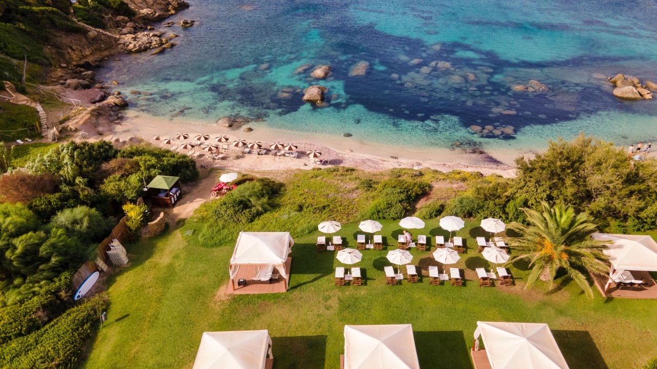 Hotelaanbieders.nl Sardinia! LUXE 4*-hotel nabij de kust van het prachtige Villasimius in Sardinië incl. vlucht en ontbijt 1 Hotelaanbieders.nl Sardinia! LUXE 4*-hotel nabij de kust van het prachtige Villasimius in Sardinië incl. vlucht en ontbijt