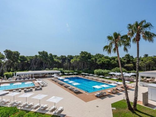 Hotelaanbieders.nl Geniet van een heerlijke zonvakantie in Puglia met privé strand! Verblijf in een 4*-hotel incl. vlucht, huurauto en halfpension!