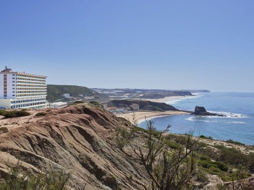 Hotelaanbieders.nl TOP LOCATIE! Geniet in dit hotel met prachtig uitzicht en direct aan het strand van Porto Novo aan de Westkust van Portugal incl. ontbijt, vlucht en huurauto