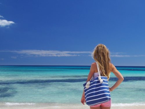 Hotelaanbieders.nl Top hotel in levendige omgeving & DIRECT aan het strand van Cala Millor incl. vlucht o.b.v. halfpension of all-inclusive