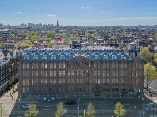 Hotelaanbieders.nl WOW! Overnacht in een DELUXE kamer in het MONUMENTALE Scheepvaarthuis in hartje Amsterdam incl. ontbijt & NS treinretour