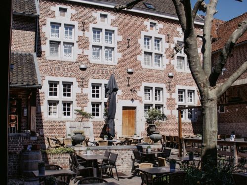 Hotelaanbieders.nl Overnachten in 16e-eeuwse boerderij met brasserie en binnentuin in de Voerstreek net over de grens in België! Incl. ontbijt of o.b.v. halfpension!