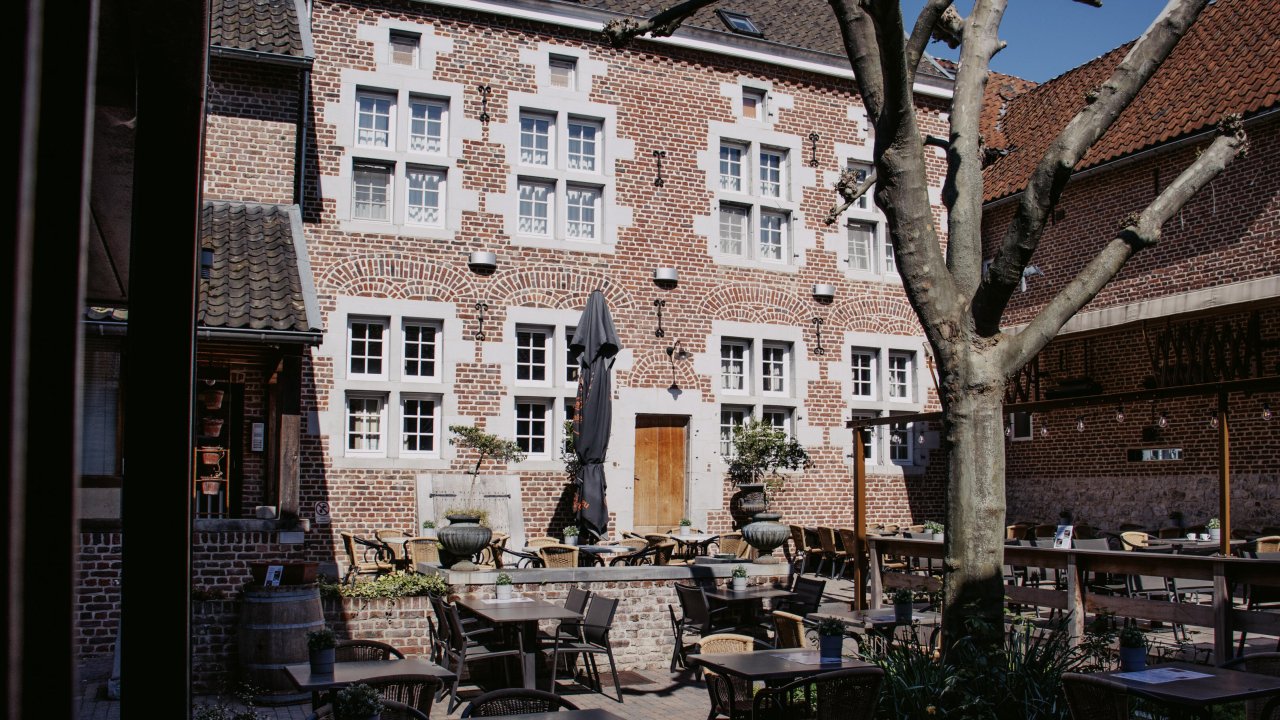 Hotelaanbieders.nl Overnachten in 16e-eeuwse boerderij met brasserie en binnentuin in de Voerstreek net over de grens in België! Incl. ontbijt of o.b.v. halfpension! 1 Hotelaanbieders.nl Overnachten in 16e-eeuwse boerderij met brasserie en binnentuin in de Voerstreek net over de grens in België! Incl. ontbijt of o.b.v. halfpension!