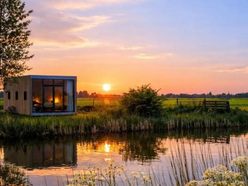 Hotelaanbieders.nl Back to nature: verblijf in een luxe Tiny House Cabin tussen de bomen en verken het Friese Weidum!