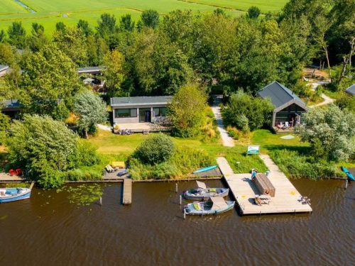 Hotelaanbieders.nl ✨ Wakker worden aan het water? Dat kan! Verblijf in een Waterlodge midden in de rustige omgeving en natuur van Akkrum!
