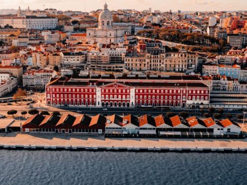 Hotelaanbieders.nl Uniek in Lissabon! ⚓ Verblijf op een TOPLOCATIE in een LUXE 5*-hotel, gelegen in een historisch stationsgebouw aan de rivier de Taag incl. vlucht, ontbijt & welkomstdrankje