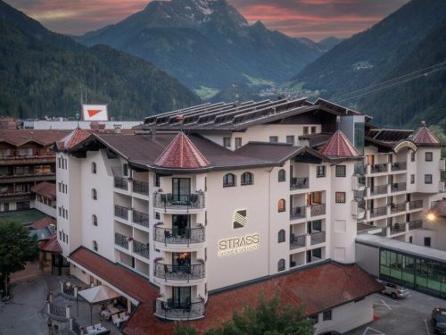 Hotelaanbieders.nl Ultieme ontspanning in een LUXE 4*-hotel in Mayrhofen incl. welkomstdrankje, ontbijt, 3-gangendiner, GRATIS wellness, retourrit kabelbaan en zoutwaterbad!