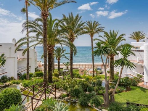 Hotelaanbieders.nl ⚡️ WINTERZON STUNT☀️ Ontdek een 4*-resort met authentieke Andalusische architectuur en buitenzwembad, direct aan het strand van Calahonda aan de Costa del Sol, incl. vlucht en huurauto