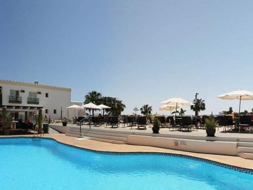 Hotelaanbieders.nl Ontdek Costa del Sol vanuit een rustig gelegen hotel met BUITENZWEMBAD, nabij witte dorpjes en de grotten van Nerja incl. vlucht, autohuur en halfpension