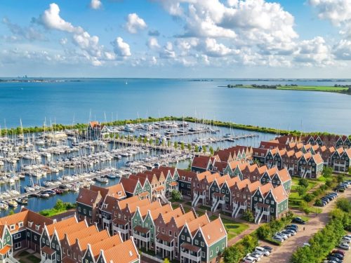 Hotelaanbieders.nl FLASHDEAL! ⚡ Verblijf in een DELUXE kamer op Roompot vakantiepark Volendam + zwembad & GRATIS parkeren!