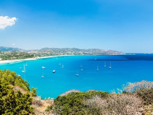 Hotelaanbieders.nl Geniet op het prachtige eiland Sardinië in een 4*-hotel incl. vlucht, ontbijt, diner & LIVE muziek!