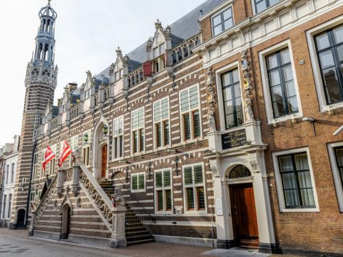 Hotelaanbieders.nl Verblijf in een 4*-hotel midden in het gezellige centrum van Alkmaar incl. ontbijt en NS treinretour